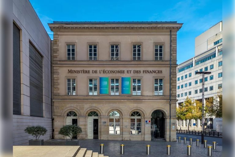 Entree-du-batiment-abritant-le-ministere-francais-de-lEconomie-et-des-Finances-en-charge-notamment-de-la-gestion-des-finances-publiques-et-de-la-collecte-de-limpot.-HJBC_stock.adobe_.com