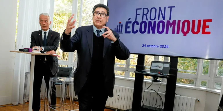 Le président du Medef Patrick Martin (à gauche) et l'économiste Philippe Aghion (à droite) lors du lancement à Paris de leur « Front économique ». © Romuald MeigneuxSipa